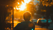 Ein Mann sitzt am Abend an einer Straße die Sonne scheint vielleicht ist es Herbst