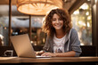 Chica joven  feliz estudiando online en su portátil en un pub moderno. curso de e-learning videoconferencia