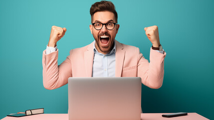 Celebración del joven ganador del premio con un portátil. Concepto de victoria y logros