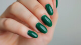 Fototapeta  - Mão de uma mulher com as unhas pintadas de verde 