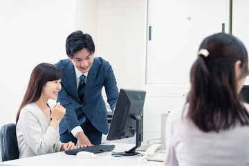 Canvas Print - 女性上司に報告をする若いビジネスマン