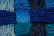 Tło ze splecionych ze sobą niebieskich sznurków w różnych odcieniach niebieskiego