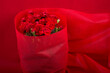 赤い背景の赤いカーネーションの花束