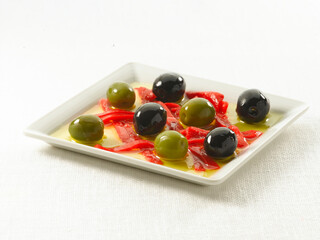 Wall Mural - Aceitunas verdes y negras con pimientos asados. Green and black olives with roasted peppers.