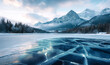 zugefrorener Bergsee mit Rissen im Eis
