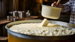 Un fromager en train de fabriquer du fromage.