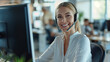 Lächelnde Telefonistin im Büro im Kundengespräch