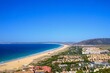 Blick von den Bergen auf den wunderschönen endlosen Sandstrand zwischen Atlanterra, Zahara de los Atunes und Barbate an der Costa de la Luz, Andalusien, Spanien