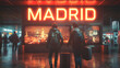 Una pareja joven en el aeropuerto de Madrid, España preparados para disfrutar de sus vacaciones