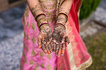 Canvas Print - Indian bride's henna mehendi mehndi hands close up