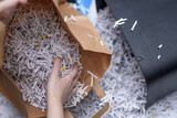 Fototapeta  - Wyrzucać rozsypane zniszczone pocięte papiery, segregować śmieci i umieszczać makulaturę w papierowej torbie