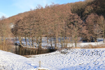 Blick auf den zugefrorenen Seilersee in Iserlohn im Sauerland