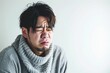 風邪をひいて辛い具合が悪い日本人男性（インフルエンザ・くしゃみ・頭痛・咳・コロナ・熱・悪寒）