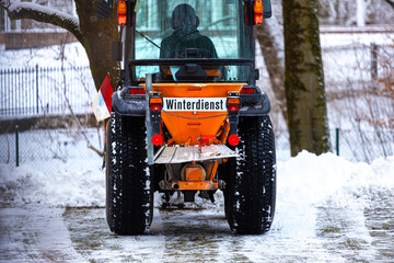 Canvas Print - ein winterdienst traktor im schnee der stadt