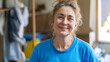 Mulher de meia idade com camiseta azul e sorriso 