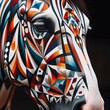 Pferd mit bunten Mustern im Gesicht
