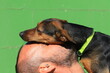 Hundeliebe - Mann mit Hund am Schmusen