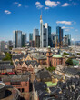 Blick auf die Altstadt und die Skyline in Frankfurt am Main bei blauem Himmel, Deutschland