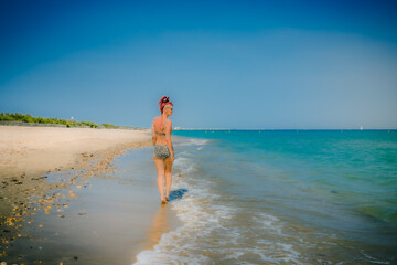 Wall Mural - Femme au bord de la mer bleue