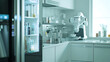 Uma cozinha moderna é banhada por uma suave luz natural destacando elegantes e minimalistas eletrodomésticos e gadgets