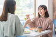 © buritora - 女友達・同僚と美味しいランチを食べる女性・OL・ビジネスウーマン（女子会）