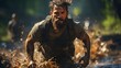 Homme qui court un. marathon dans la nature, en action de courir avec de la boue sur le corps, au milieu des montagnes