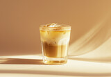Café cremoso con hielo sobre fondo marrón claro