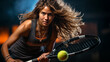 Retrato de mujer joven, tenista profesional femenina en uniforme. Deportes y competicion.