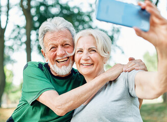 woman man outdoor senior couple happy lifestyle retirement together love elderly video call selfie photo mobile smartphone communication phone sport active fitness outfit training healthy