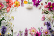 Flat Lay frischer Blumen auf weißem Hintergrund mit Copyspace