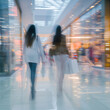 Zwei Frauen beim Shopping in einem Einkaufszentrum mit Langzeitbelichtung