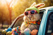 Niedlicher Osterhase mit Sonnenbrille schaut aus einem mit Ostereiern gefüllten Auto
