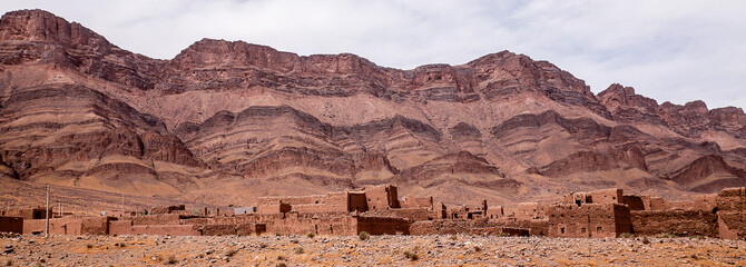 Moroccan population under the mountain