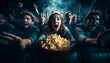 © Crowded Studio - Público joven asustado en el cine viendo una película de terror y gritando.Chicas y chicos adolescentes viendo una película de terror con palomitas.