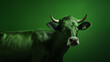Portrait einer Kuh mit grünem Fell vor grünem Hintergrund. Surreale Illustration