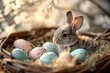 Osterhase sitzt im Nest mit bunten Ostereiern. Hase mit weichem Fell als Symbol für Ostern, mit bemalten Eiern.