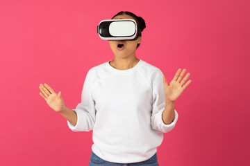 Aufkleber - Surprised young asian woman wearing virtual reality headset and gesturing with excitement