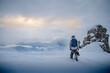 Snowboarder am Berg mit Sicht auf die Österreichischen Alpen