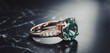 lussuoso e pregiato anello con gemma incastonata e brillanti appoggiato su una superficie in marmo scuro