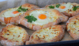 Fototapeta Dmuchawce - Chaczapuri - gruziński placek zapiekany z serem i jajkiem