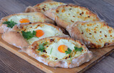 Fototapeta Pomosty - Chaczapuri - gruziński placek zapiekany z serem i jajkiem domowej roboty