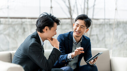 Poster - 笑顔で打ち合わせをする2人の男性ビジネスマン