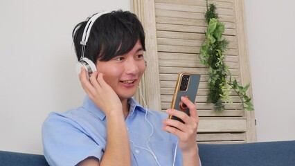 Sticker - 自宅でスマートフォンで音楽を聴く男性