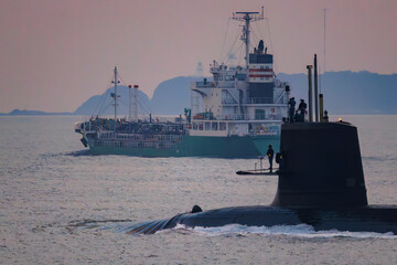 東京湾を浮上航行する海上自衛隊の潜水艦と美しい夕陽。

東海汽船東京湾〜伊豆諸島航路のさるびあ丸船上にて。
2023年11月5日撮影。
