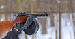 © Grzegorz - Znany pistolet maszynowy produkcji radzieckiej (słynna 'Pepesza'). Zabytkowy pistolet w dłoni strzelca na strzelnicy sportowej wśród lasów pod miastem.