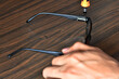 Destornillador de precisión usado para apretar la pata de unos lentes.