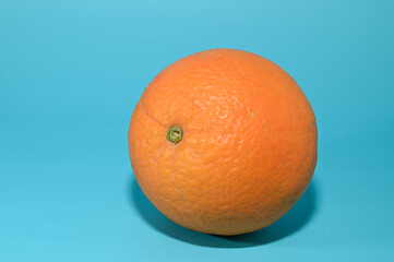 Wall Mural - juicy orange on a green background studio shooting 1