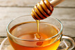 温かい紅茶に蜂蜜を入れる瞬間