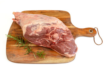 Poster - gigot d'agneau cru, en gros plan, isolé sur un fond blanc