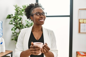 Canvas Print - African american woman business worker drinking coffee at office